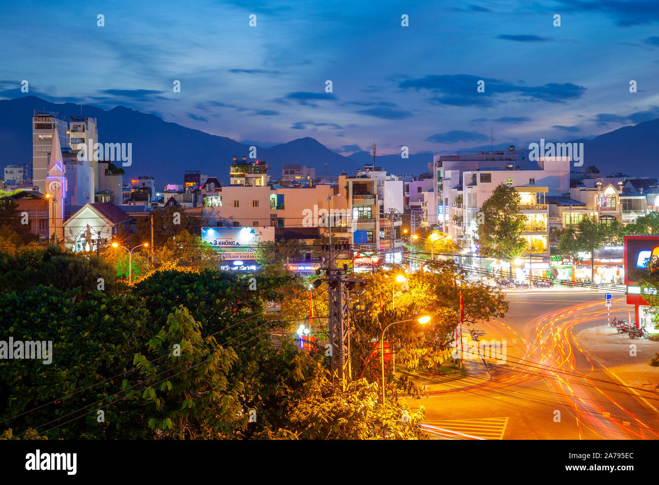 Dämmerung Blick über Nha Trang, einem beliebten Ferienort in Vietnam. Stockfoto
