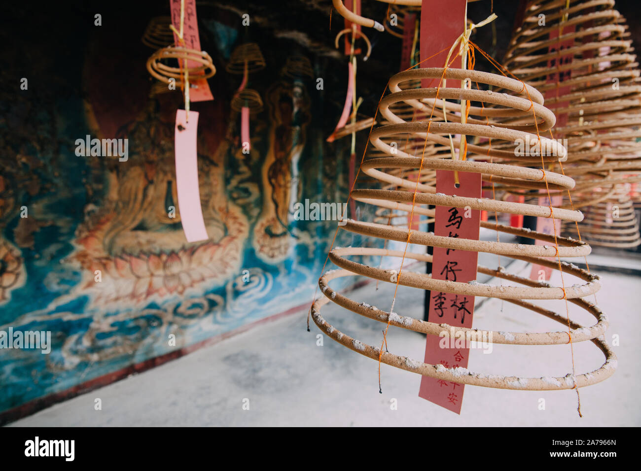 Räucherstäbchen in den Sam Poh Tong Chinesischer Tempel der älteste und wichtigste Höhlentempel in Ipoh, Perak, Malaysia Stockfoto