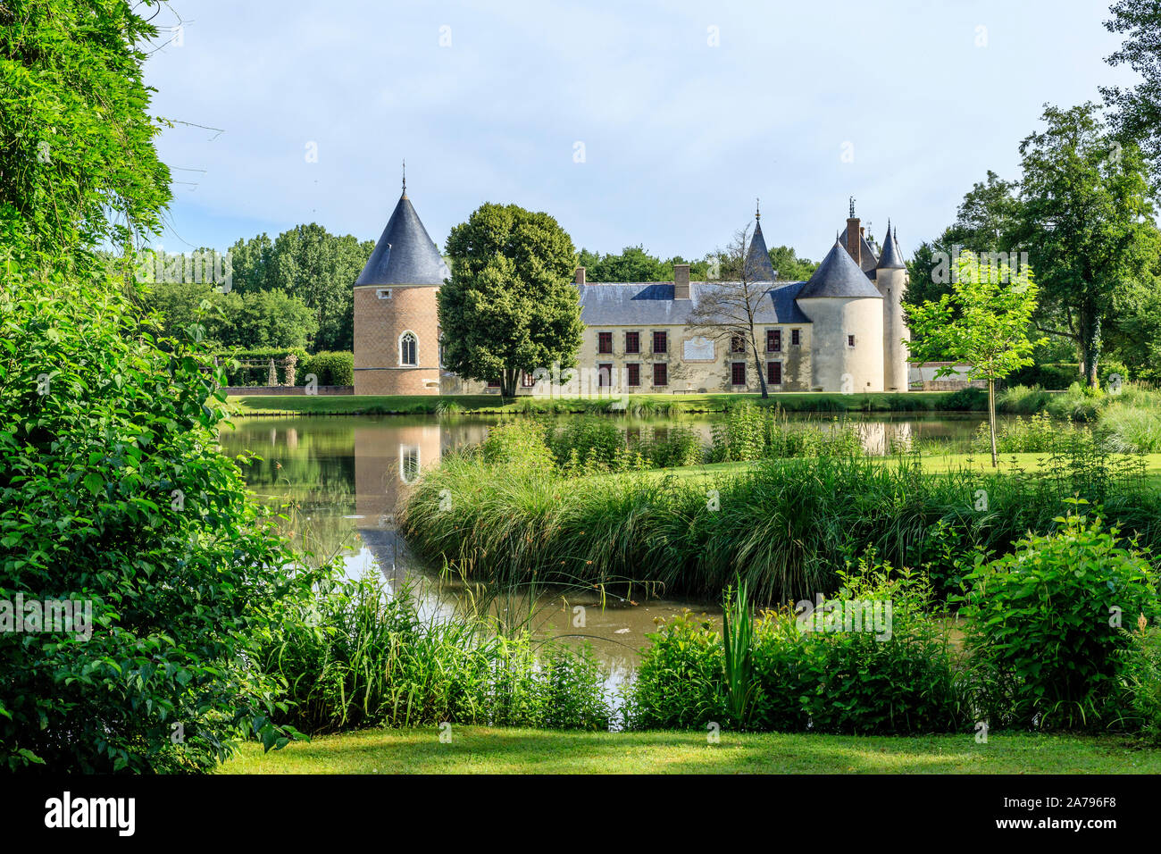 Frankreich, Loiret, Chilleurs Aux Bois, Chateau de Chamerolles Park und Gärten, den Teich und die südfassade Schloss // Frankreich, Loir-et-Cher (45), Chilleurs-aux-Bo Stockfoto