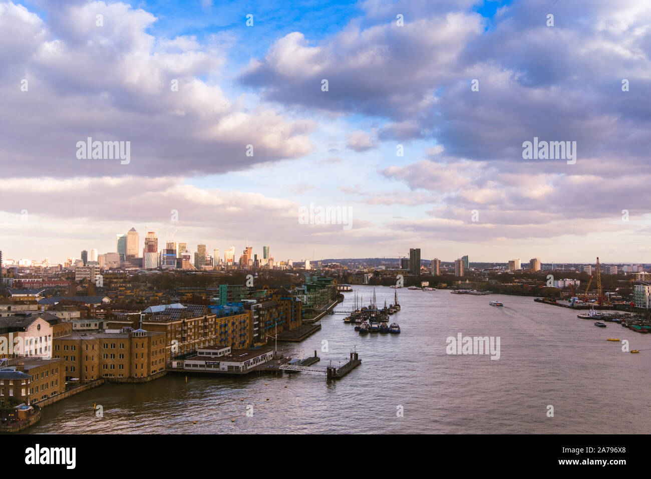 Skyline von London an einem sonnigen Tag im Frühling. Blick auf die Docklands und Wolkenkratzer von der Tower Bridge gesehen. Stockfoto