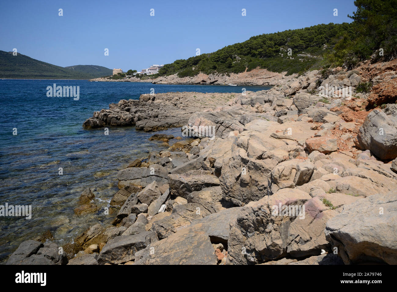 Meer und Felsen im Vorgebirge von Punta Giglio Porto Conte Naturpark in Sardinien an einem sonnigen Tag Stockfoto