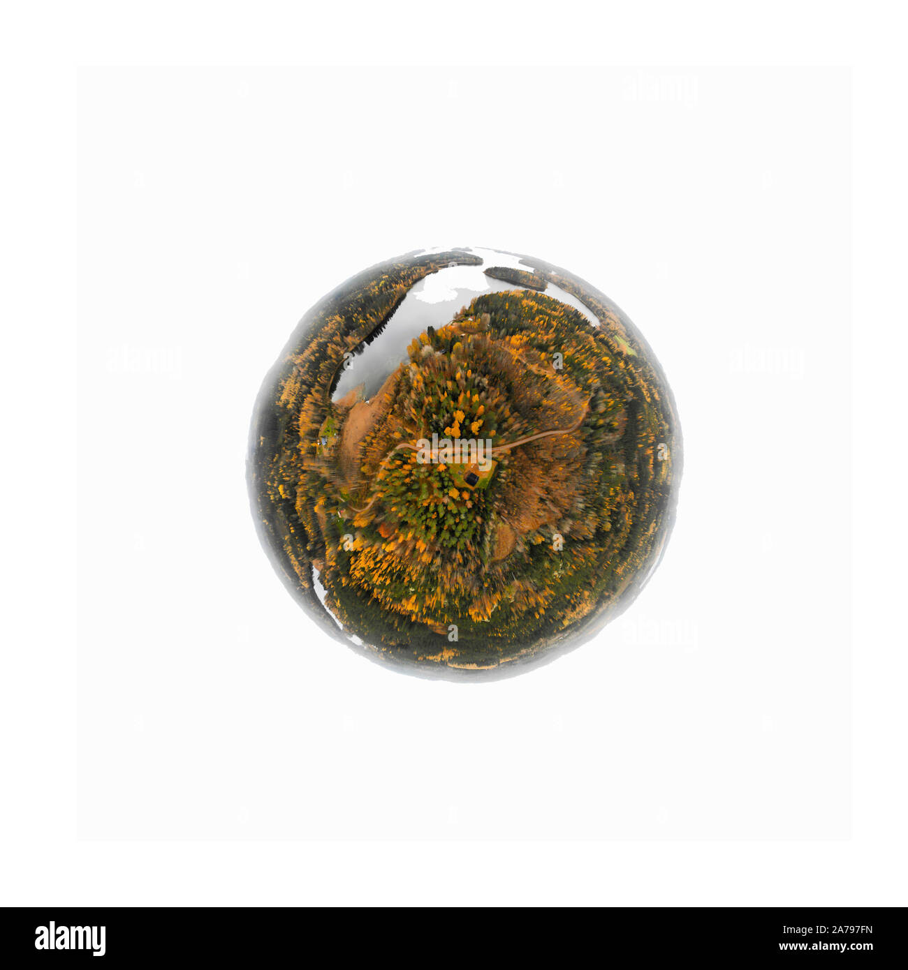 Antenne Panoramablick in Form von kleinen Planeten auf den See und die bunten Wälder an einem Herbsttag in Finnland. Drone Fotografie Stockfoto