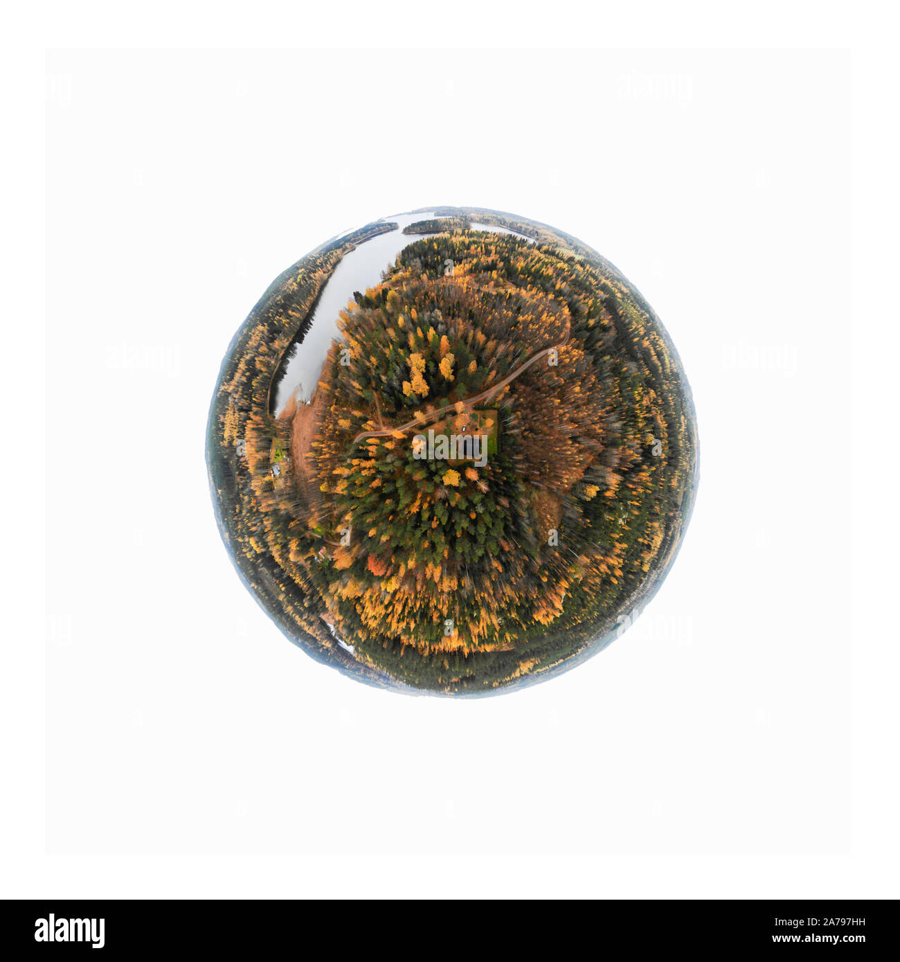 Antenne Panoramablick in Form von kleinen Planeten auf den See und die bunten Wälder an einem Herbsttag in Finnland. Drone Fotografie Stockfoto