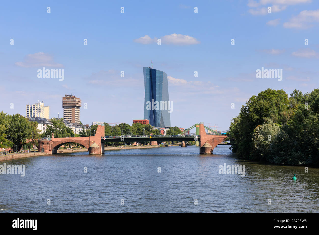 Main mit Alte Brücke und EZB Tower Europäische Zentralbank, Frankfurt am Main, Deutschland Stockfoto