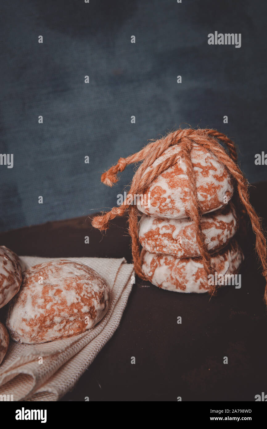 Frische Lebkuchen Cookies mit einem Seil auf den Tisch gebunden Stockfoto