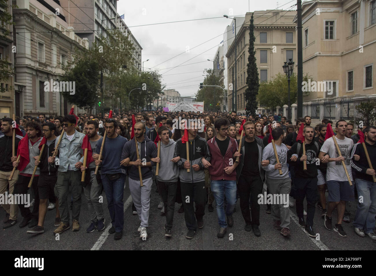 Athen, Griechenland. 31 Okt, 2019. Studenten Rally holding Banner und rufen Parolen gegen die Regierung und die Minister für Bildung. Tausende Studenten auf die Straße gegen die anstehenden Reformen in der Bildung, die sie behaupten, nur private Hochschulen profitieren und führen Studierende, die gleichzeitig mit Universität zu Arbeiten aus den letzten Kredit zu fallen brauchen: Nikolas Georgiou/ZUMA Draht/Alamy Leben Nachrichten zu demonstrieren Stockfoto