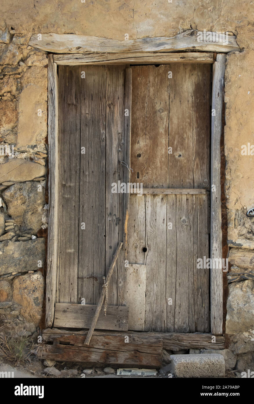 Sehr alte, aber eher elegante Holztür in einem versteckten Dorf in der Nähe von Paleochora, Kreta, Griechenland Stockfoto