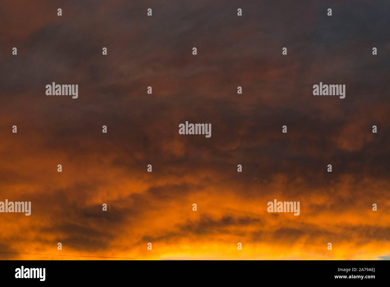 Schöne und dramatische Himmel bei Sonnenuntergang mit verschiedenen Schattierungen von rot, gelb und orange. Stockfoto