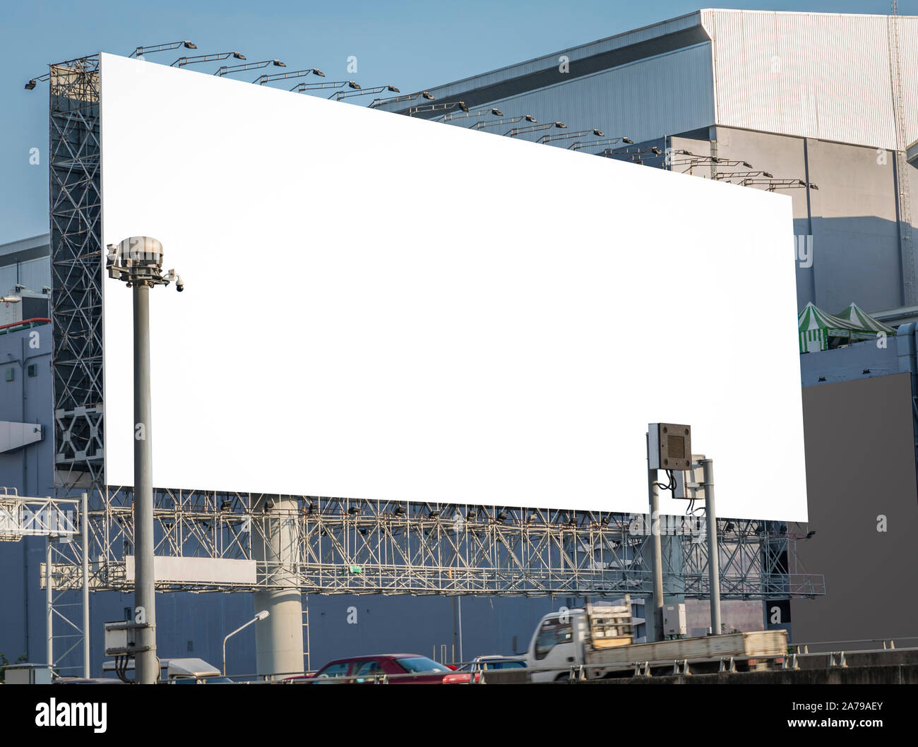 Große leere Plakatwand auf der Schnellstraße, Außenplakatwand, weißer Raum für Design. Stockfoto