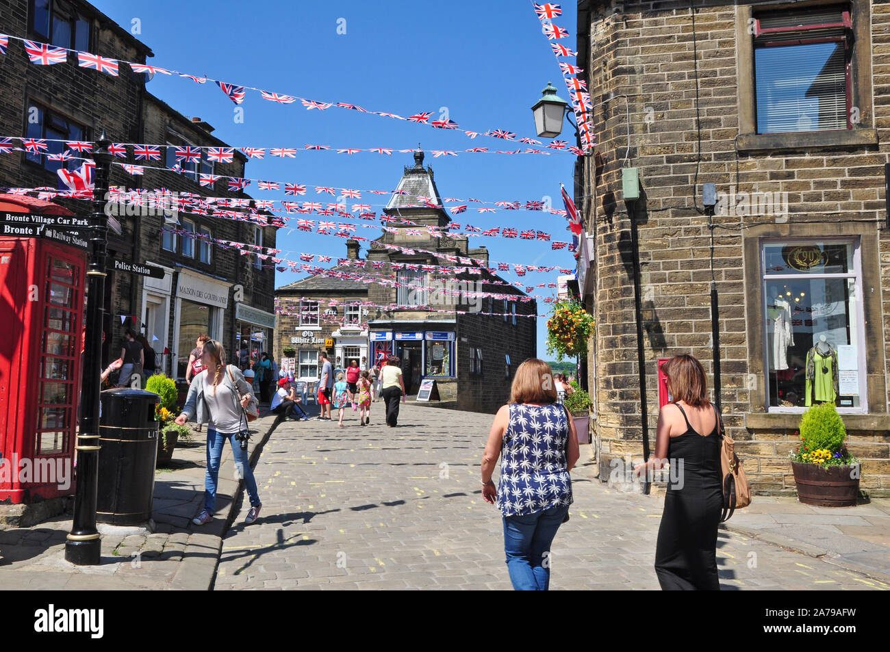 Haworth Hauptstraße mit Bunting, Bronte Country, Yorkshire Stockfoto