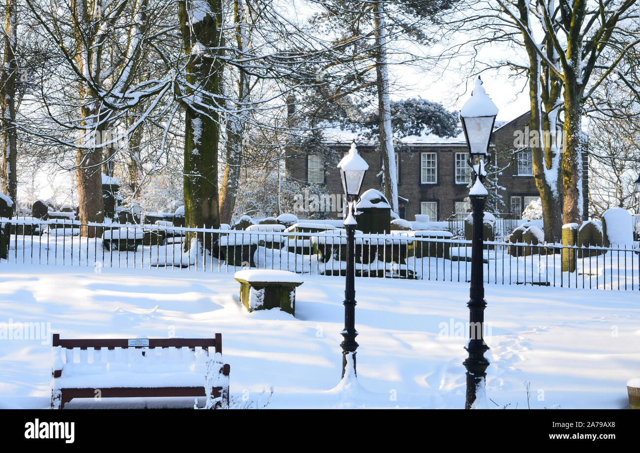 Haworth Parsonage Museum und Friedhof im Schnee, Bronte Country, Yorkshire Stockfoto