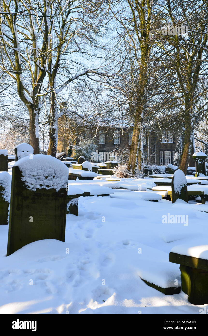 Haworth Parsonage Museum und Friedhof im Schnee, Bronte Country, Yorkshire Stockfoto