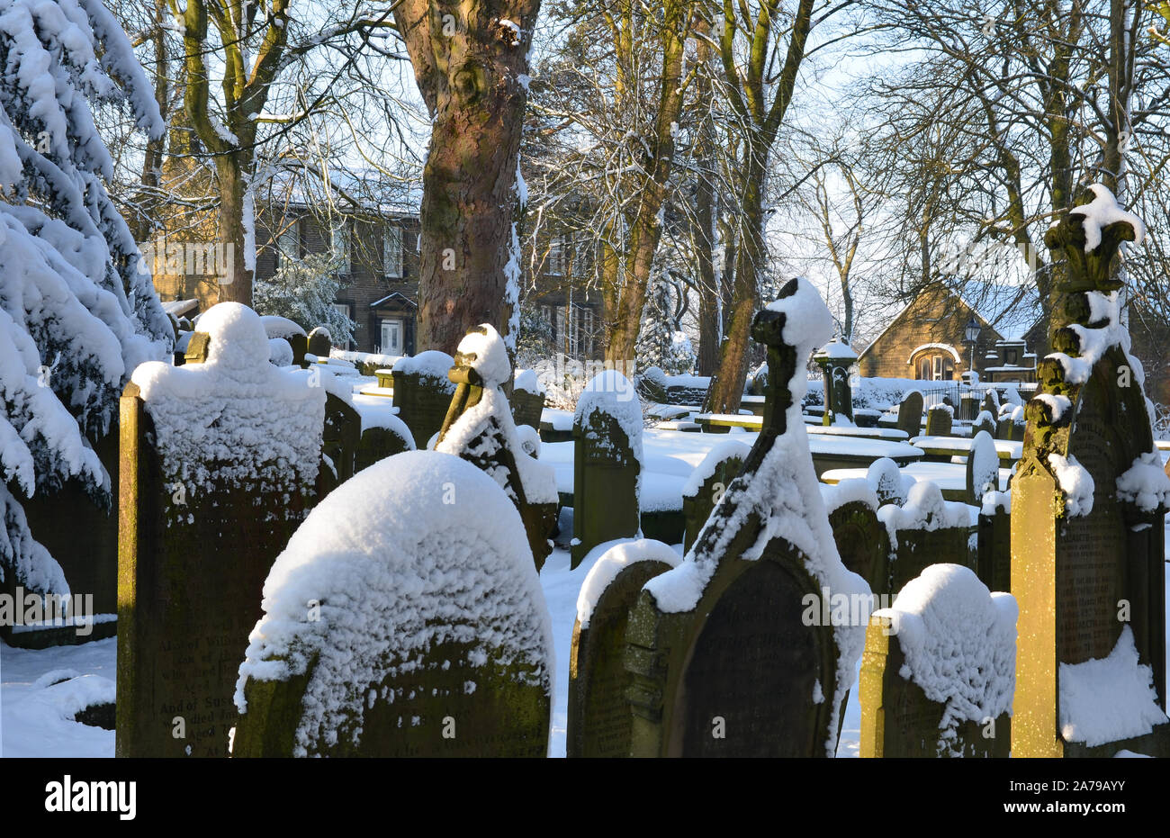 Haworth Parsonage Museum und Friedhof im Schnee, Bronte Country, Yorkshire Stockfoto
