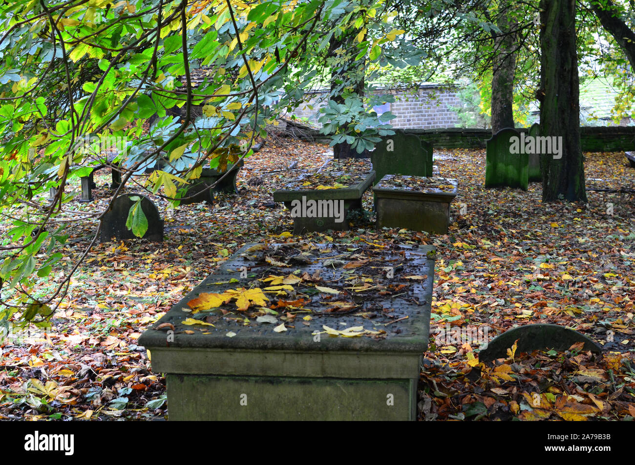 Herbstliche Farben, Haworth parsonage Friedhof, Bronte Country Stockfoto