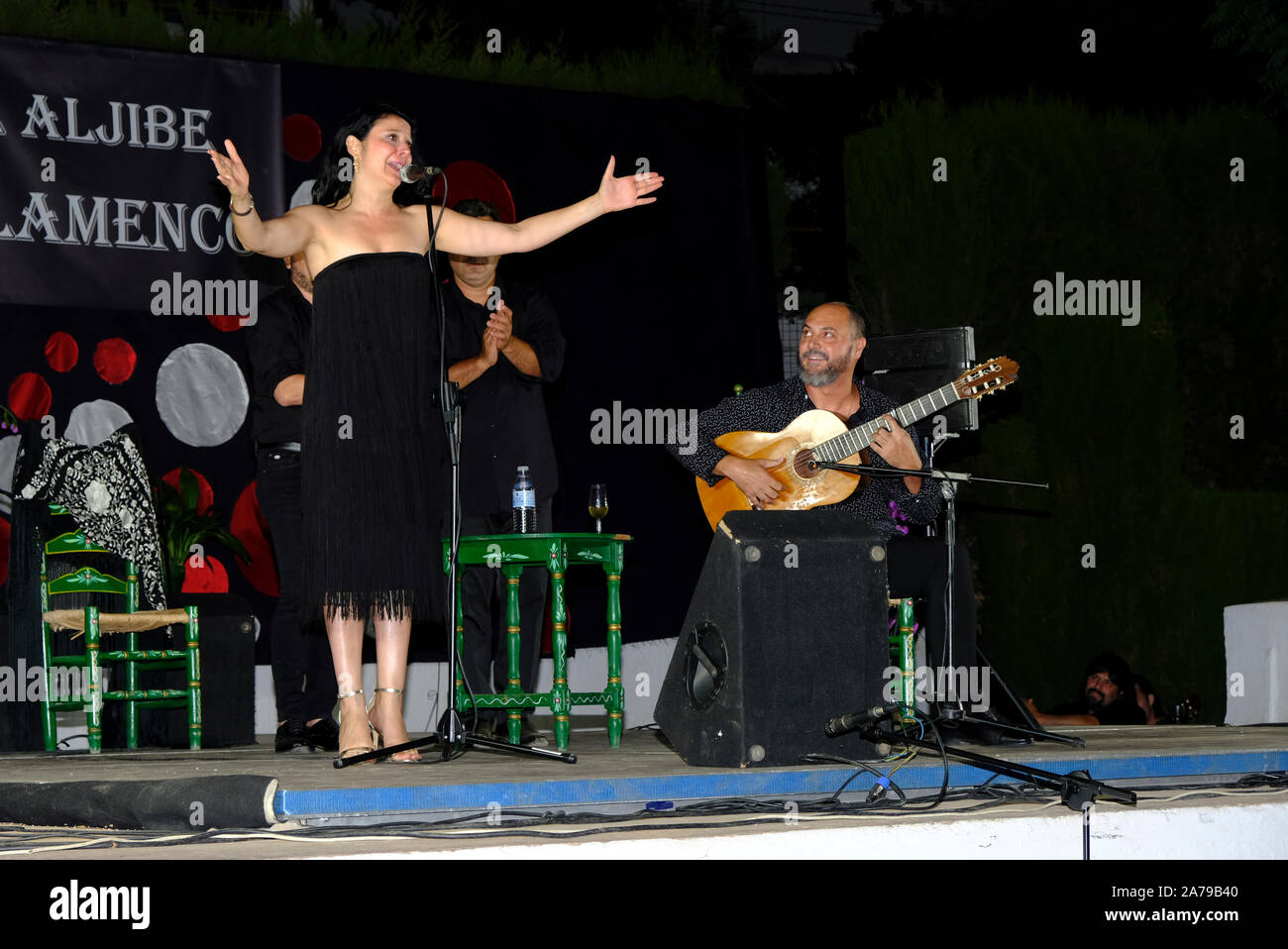 Aufführung von Flamenco-Musik mit einer Sängerin und Begleitmusikern bei einer Dorffesta. Carcabuey, Andalucia, Spanien Stockfoto