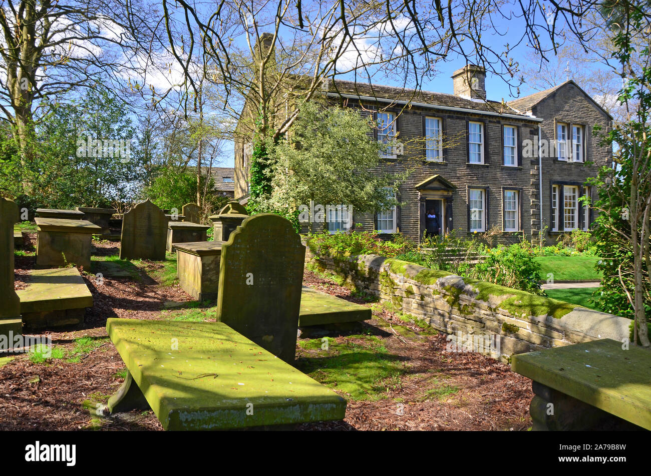 Haworth Parsonage Museum und Friedhof im Frühjahr, Yorkshire Stockfoto