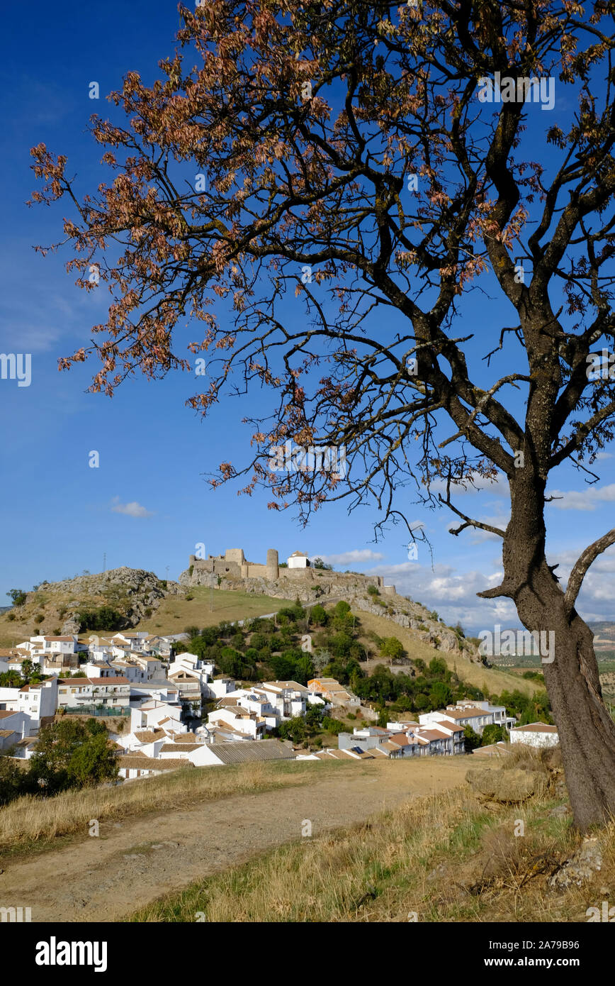 Die kleine Bergstadt Carcabuey in der Sierra Subbetica Naturpark. Provinz Córdoba, Andalusien. Spanien Stockfoto