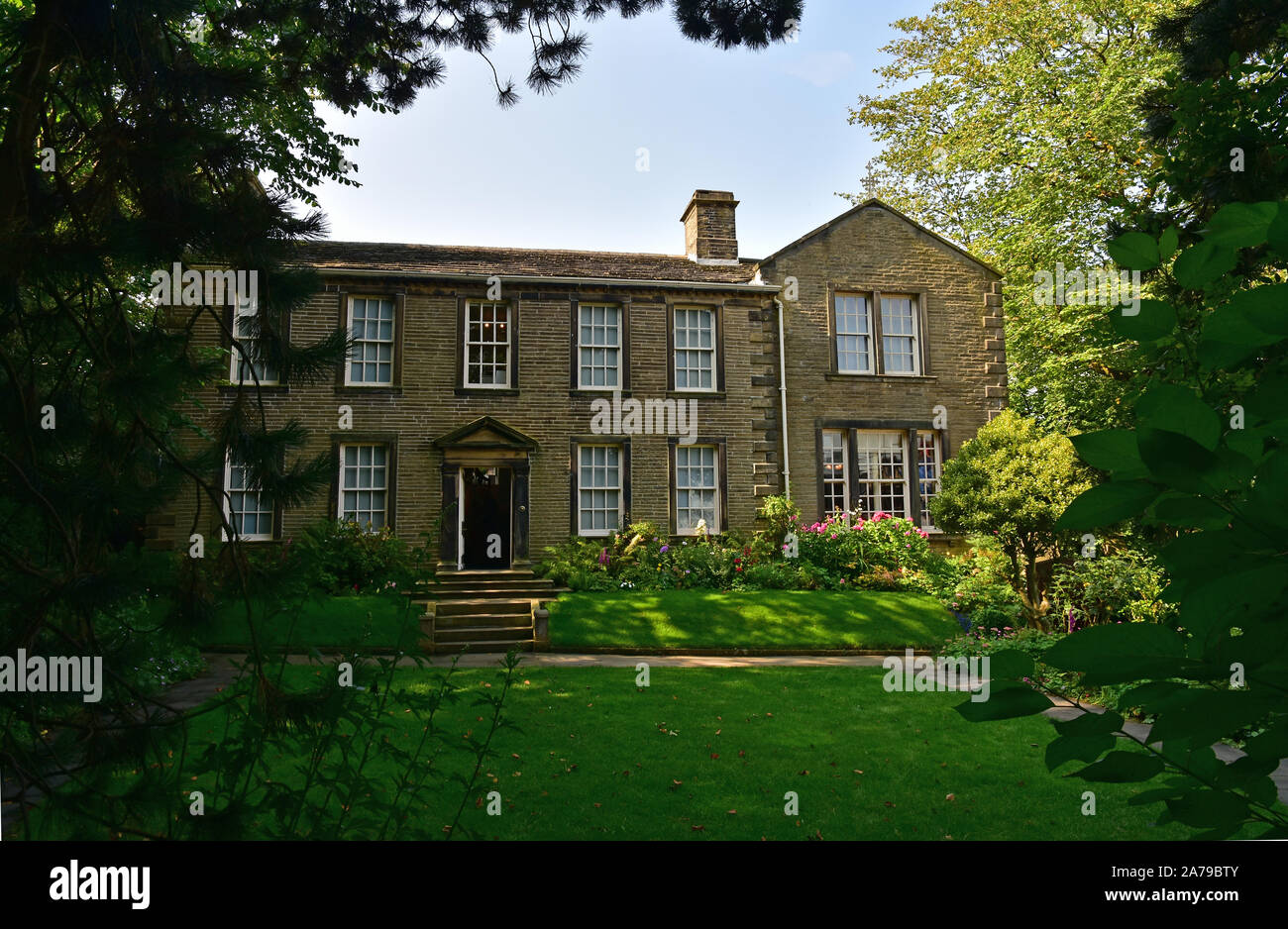 Haworth Parsonage Museum im Sommer, Yorkshire Stockfoto