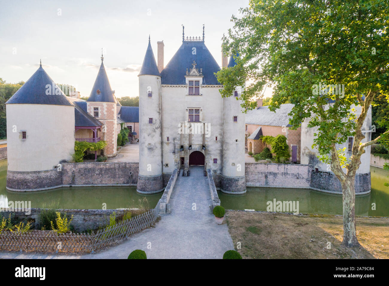 Frankreich, Loiret, Chilleurs Aux Bois, Chateau de Chamerolles Park und Gärten, kleinen Schloss Eingang mit Zugbrücke (Luftbild) // Frankreich, Loiret (45 Stockfoto