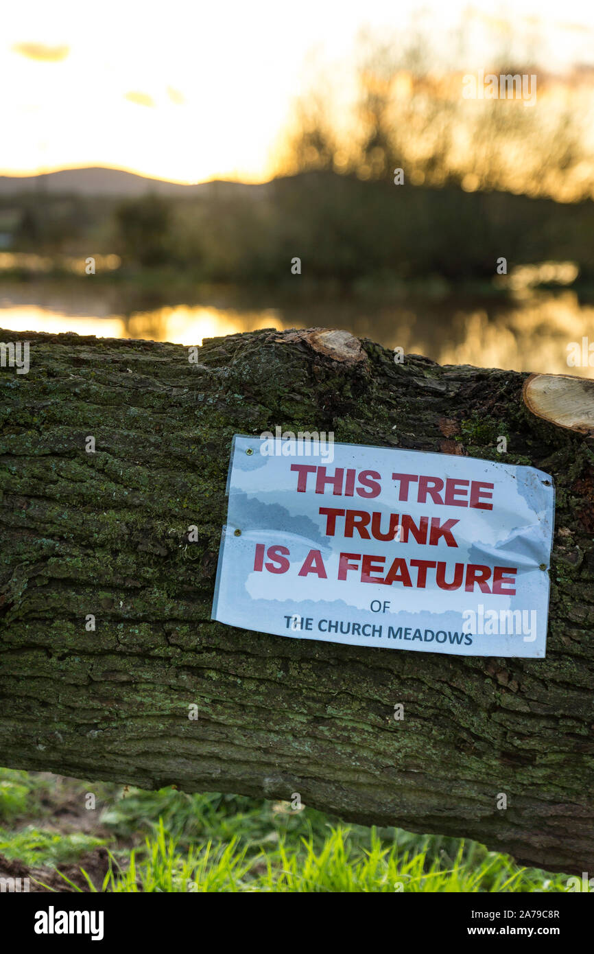 Zeichen auf einem gefallenen Baumstamm in der Nähe von Kempsey, Worcestershire. Natürliche "grüne Infrastruktur" auf dem Fluss Severn Aue Stockfoto