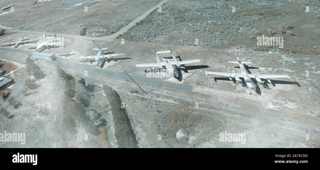 Antenne oben nach unten Blick auf symmetrische geparkt Licht alte Flugzeuge in einem kleinen Land Flugplatz. Reisen und Urlaub Konzept. Stockfoto