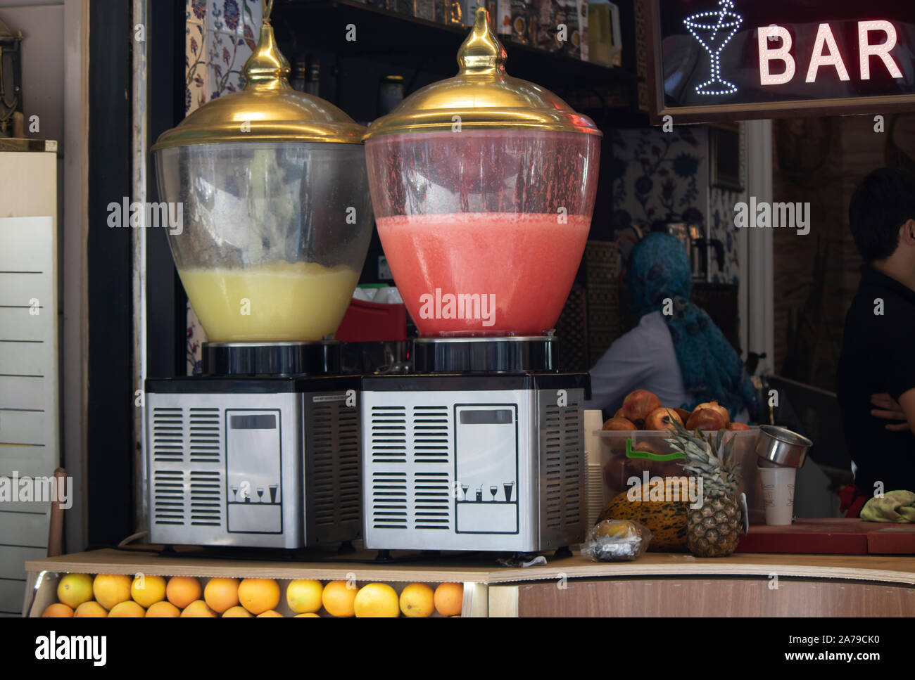 Saft Maschine auf dem Zähler bereit, Auswahl von kalten Saft trinken zu dienen, im Buffet line Client können Sie durch Ihre bevorzugen. Stockfoto