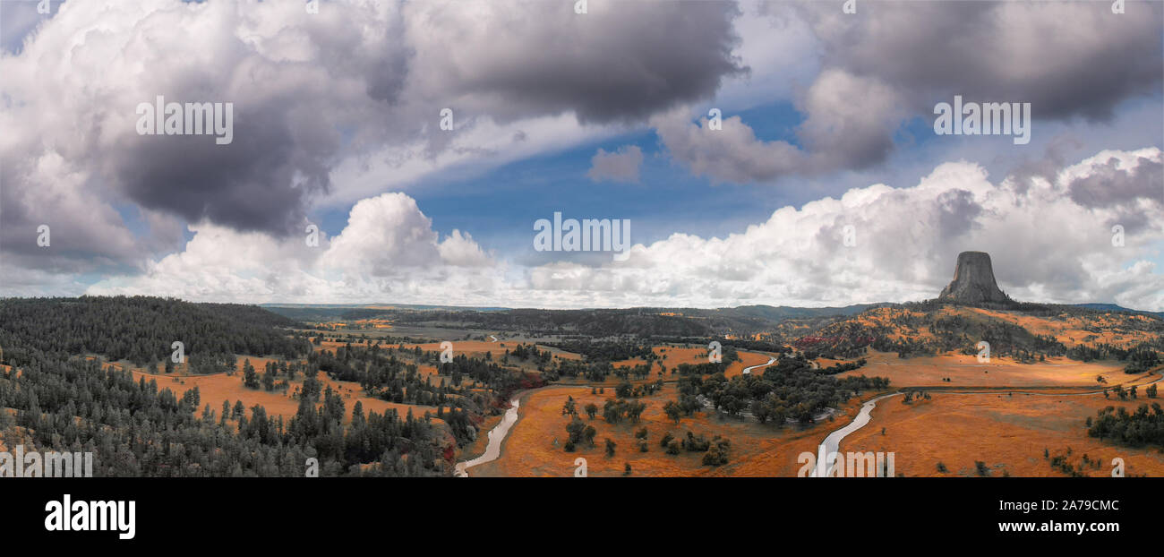 Panoramablick Luftaufnahme der Devils Tower National Monument am Sommer, Sonnenuntergang, Wyoming von drone Perspektive. Stockfoto