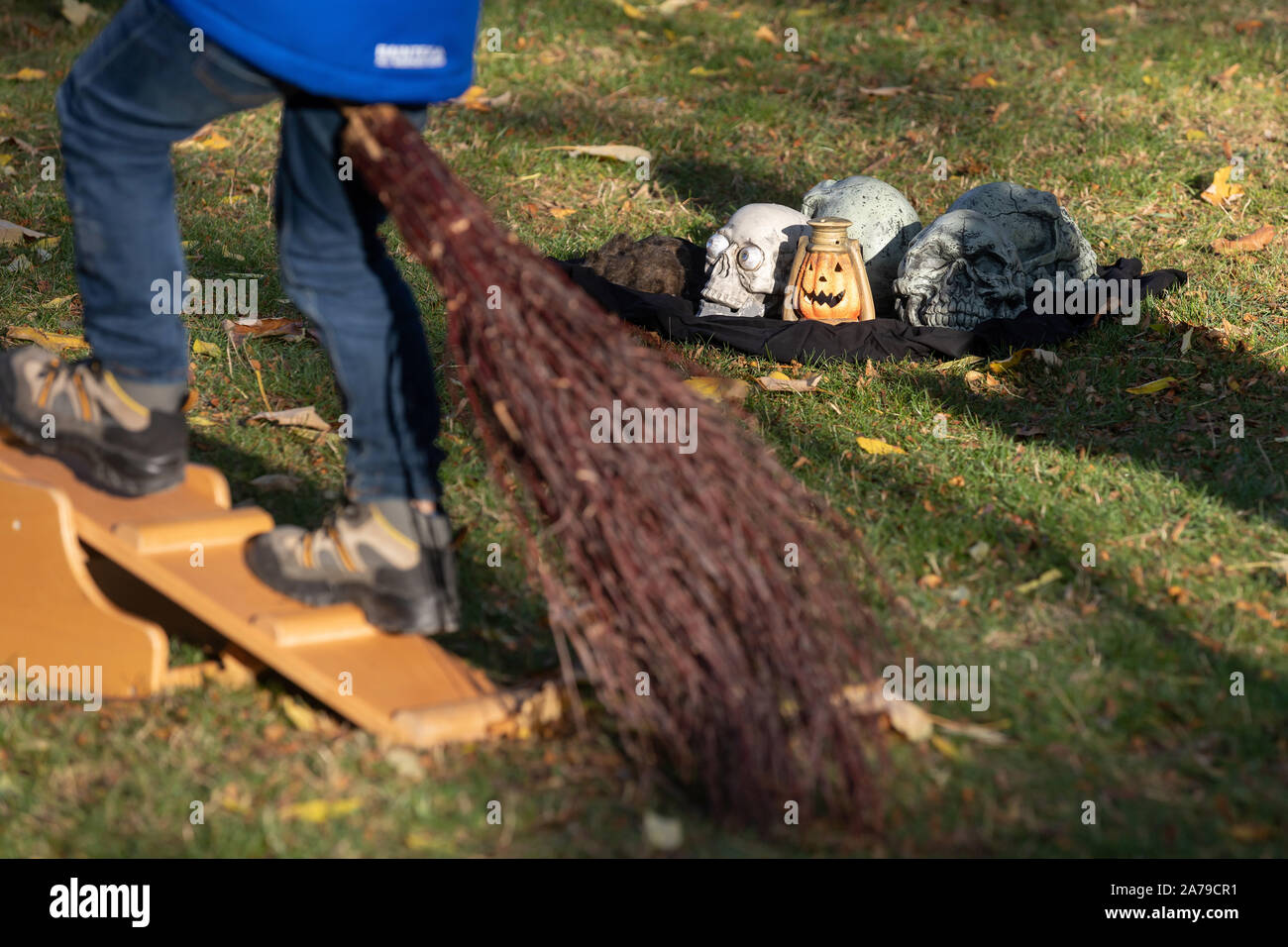 31. Oktober 2019, Thüringen, Erfurt: ein Kind läuft um gruselige Figuren im Magic Besen Rennen während der großen Kürbis Harvest Festival am Ende der Saison in 360000. Zahlreiche Halloween Veranstaltungen locken Besucher nach Thüringen auf den Urlaub. Foto: Michael Reichel/dpa Stockfoto