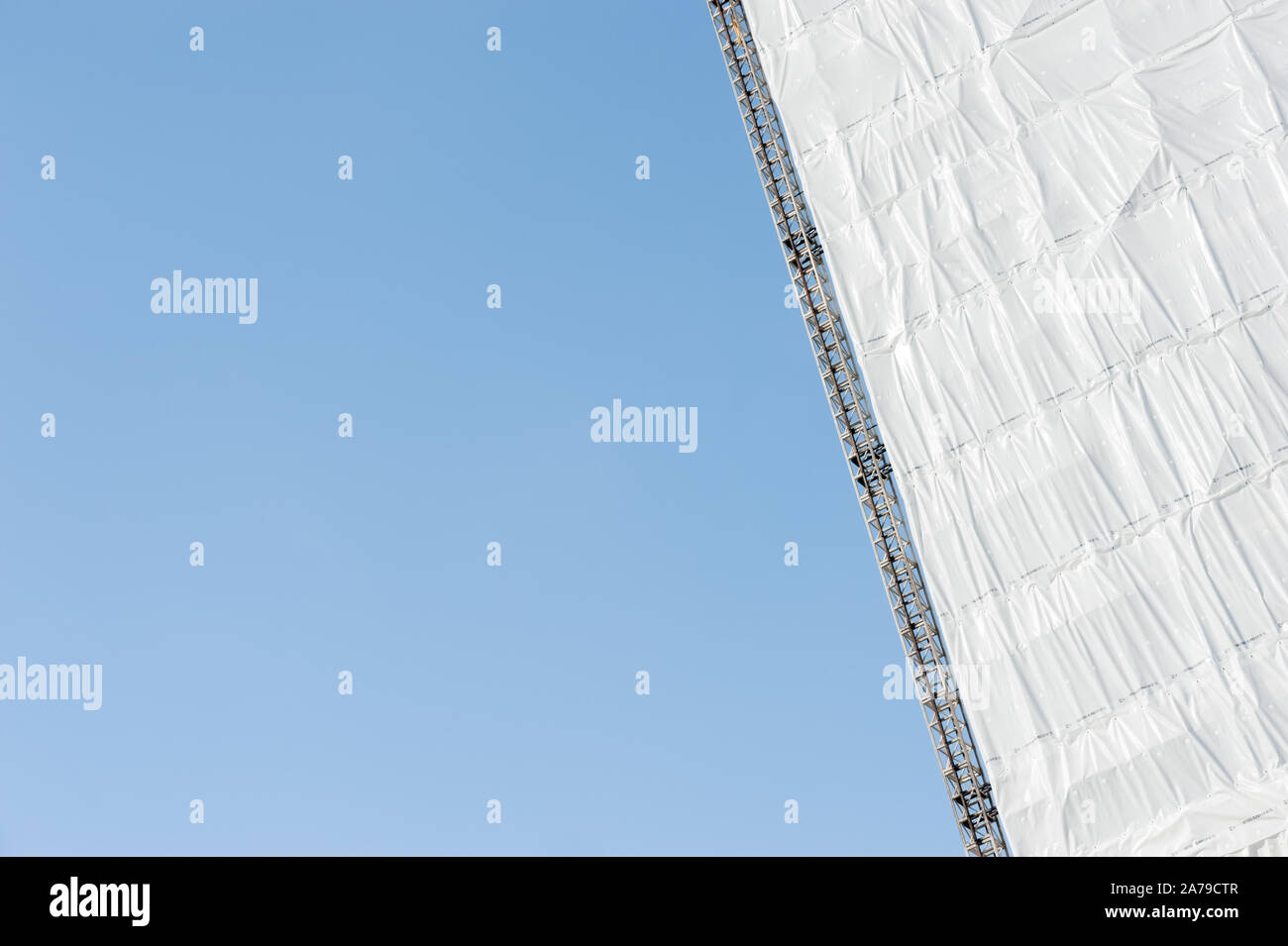Gerüste und schützende Verkleidung an der Fassade eines Hochhauses Baustelle Stockfoto