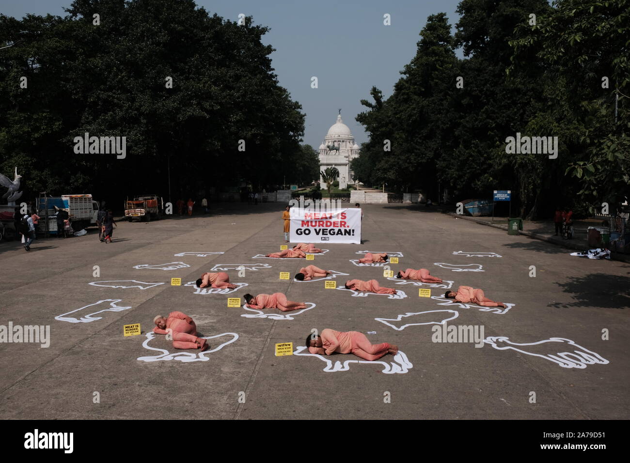 Kolkata, Indien. 31 Okt, 2019. Im Vorfeld der Welt vegan Tag (1. November), Dutzende von Menschen für die ethische Behandlung der Tiere (PETA) Indien Anhänger Lied 'tot' innerhalb der Umrisse von Kühen, Ziegen, Hühner, Schweine und Fische vor der Banner, auf dem die Meldung 'Mgeschrieben wurde Essen ist Mord. Go Vegan". (Foto durch Jit Chattopadhyay/Pacific Press) Quelle: Pacific Press Agency/Alamy leben Nachrichten Stockfoto