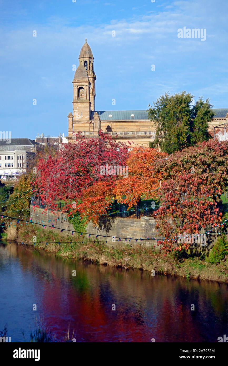 Paisley Rathaus durch die herbstlichen Bäume mit dem Weißen Warenkorb Fluss im Vordergrund umgeben, wie es durch Paisley Zentrum in Schottland Stockfoto