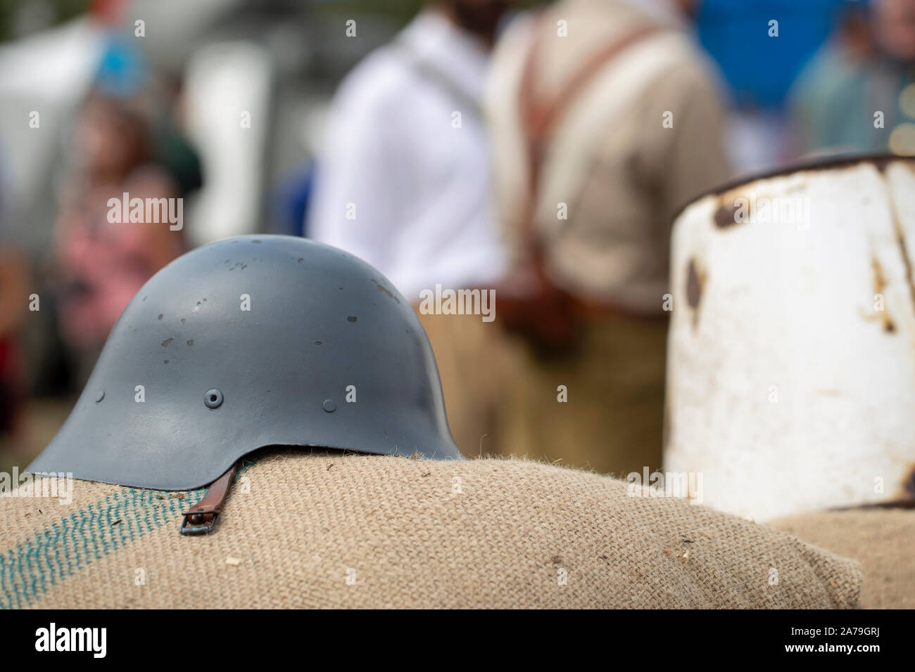 Bekämpfung von Helm und verschwommene Menschen Stockfoto