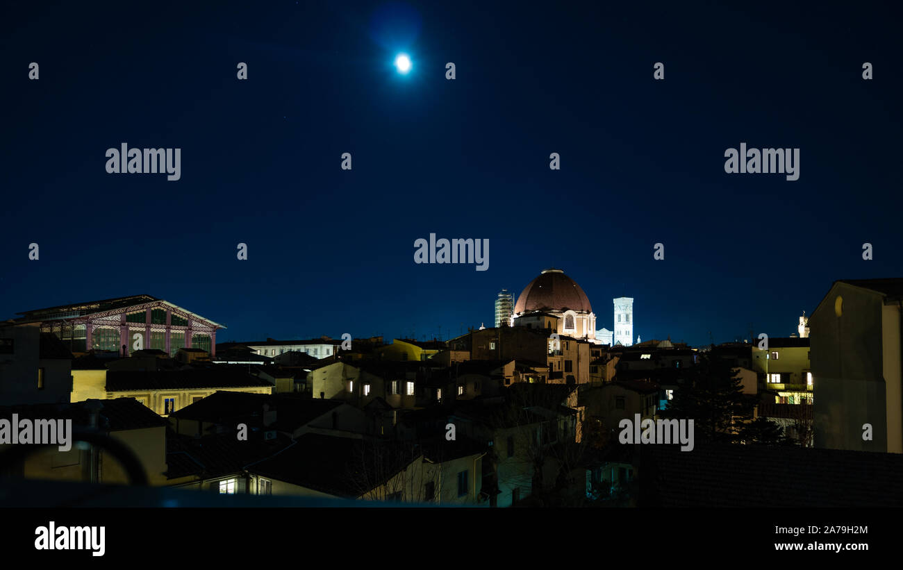 Firenze Skyline bei Nacht unter einem hellen Mondschein Stockfoto