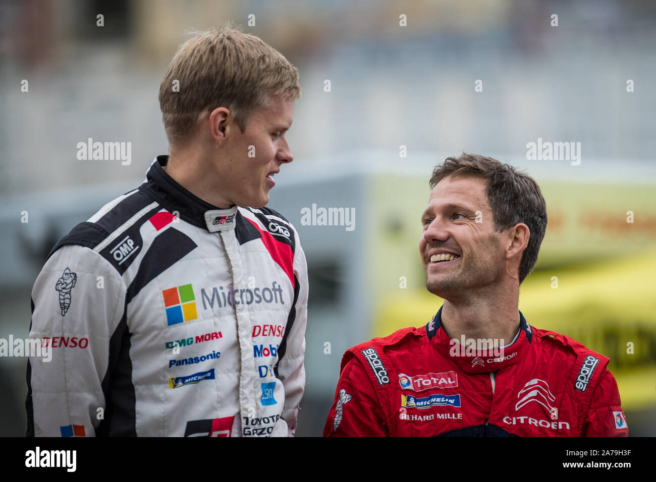 Ott Tanak und Sebastien Ogier chat auf dem Podium an der Abschlusszeremonie am2019 WRC Wales Rally GB in Llandudno, Wales, Großbritannien Stockfoto