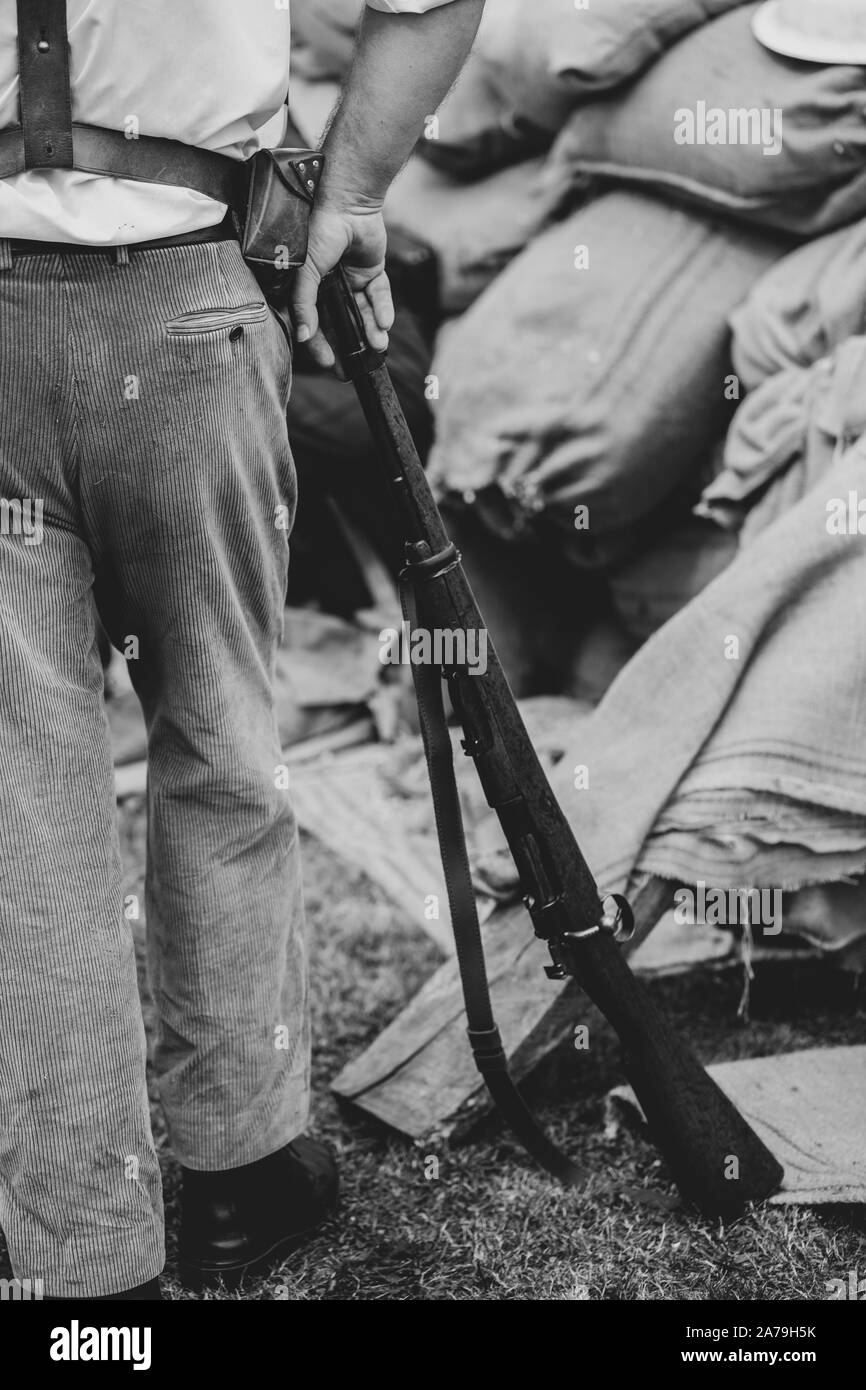 Rückansicht eines bewaffneten Mann Stockfoto