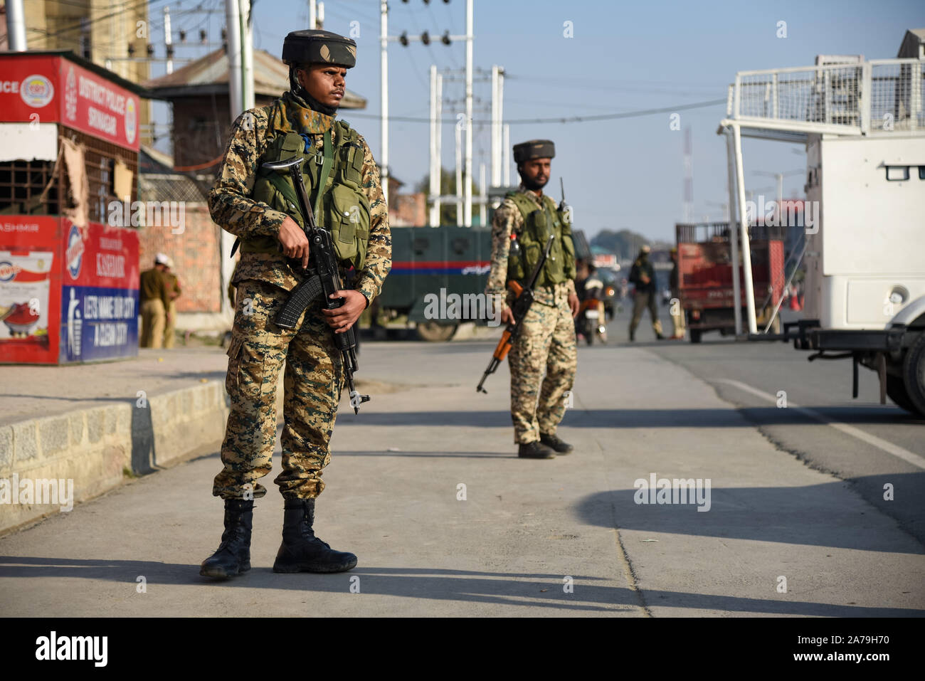 Srinagar, Indien. 31 Okt, 2019. Paramilitärische troopers stand auf der Hut bei der Suche Betrieb in Srinagar. Eine Suche Operation wurde von der Regierung durchgeführte Kräfte in und um das Sekretariat Gebäude, in dem der erste Lieutenant Governor hat nach der Gabelung von Jammu und Kaschmir in zwei Union gebieten Rechnung zu tragen. Credit: SOPA Images Limited/Alamy leben Nachrichten Stockfoto