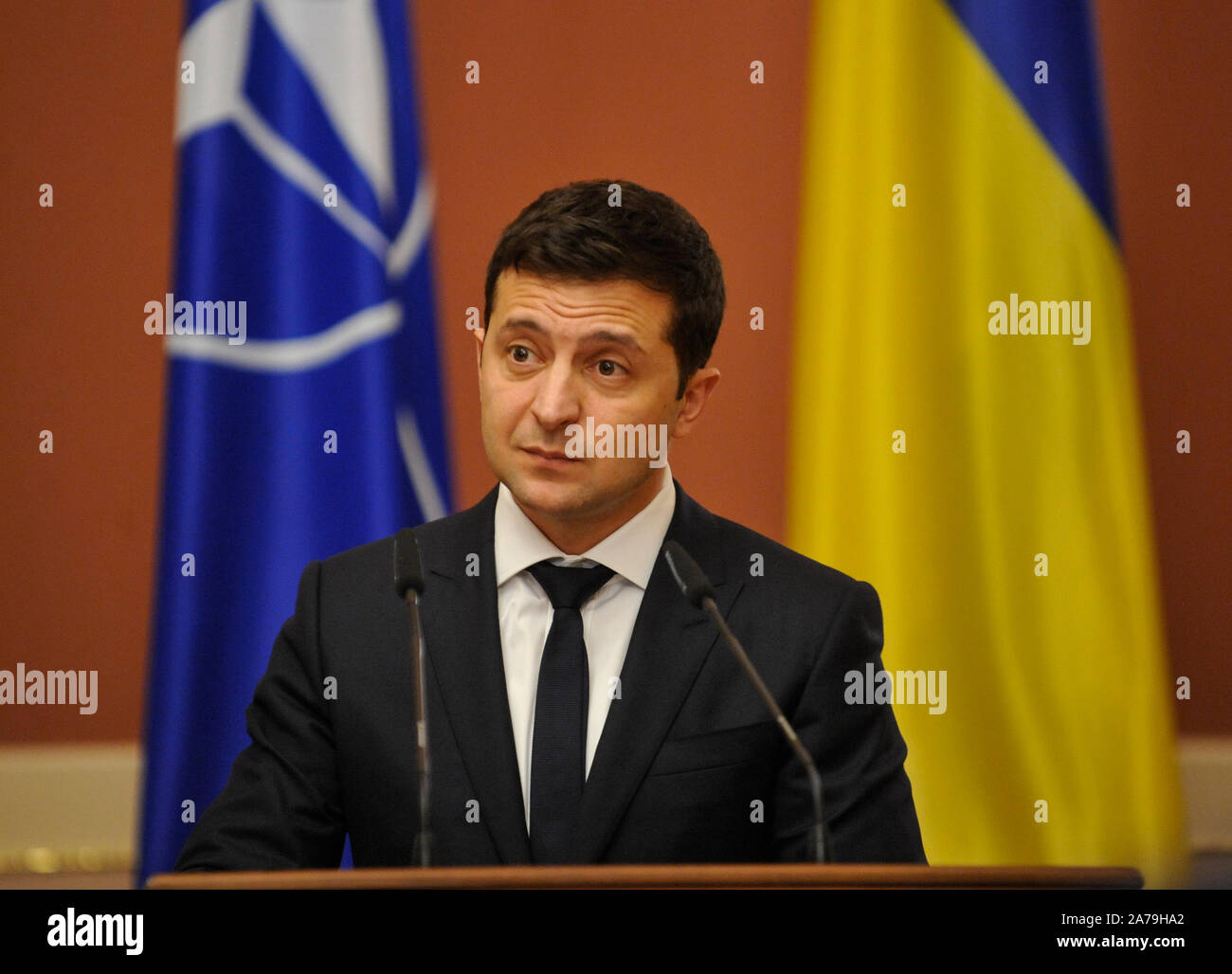 Kiew, Ukraine. 31 Okt, 2019. Präsident der Ukraine Volodymyr Zelensky nimmt an einer gemeinsamen Pressekonferenz mit dem NATO-Generalsekretär, Jens Stoltenberg nach der Ukraine-NATO-Tagung der Kommission. Jens Stoltenberg in der Ukraine am 30. Oktober 2019 Auf einem zweitägigen Besuch eingetroffen. Credit: SOPA Images Limited/Alamy leben Nachrichten Stockfoto