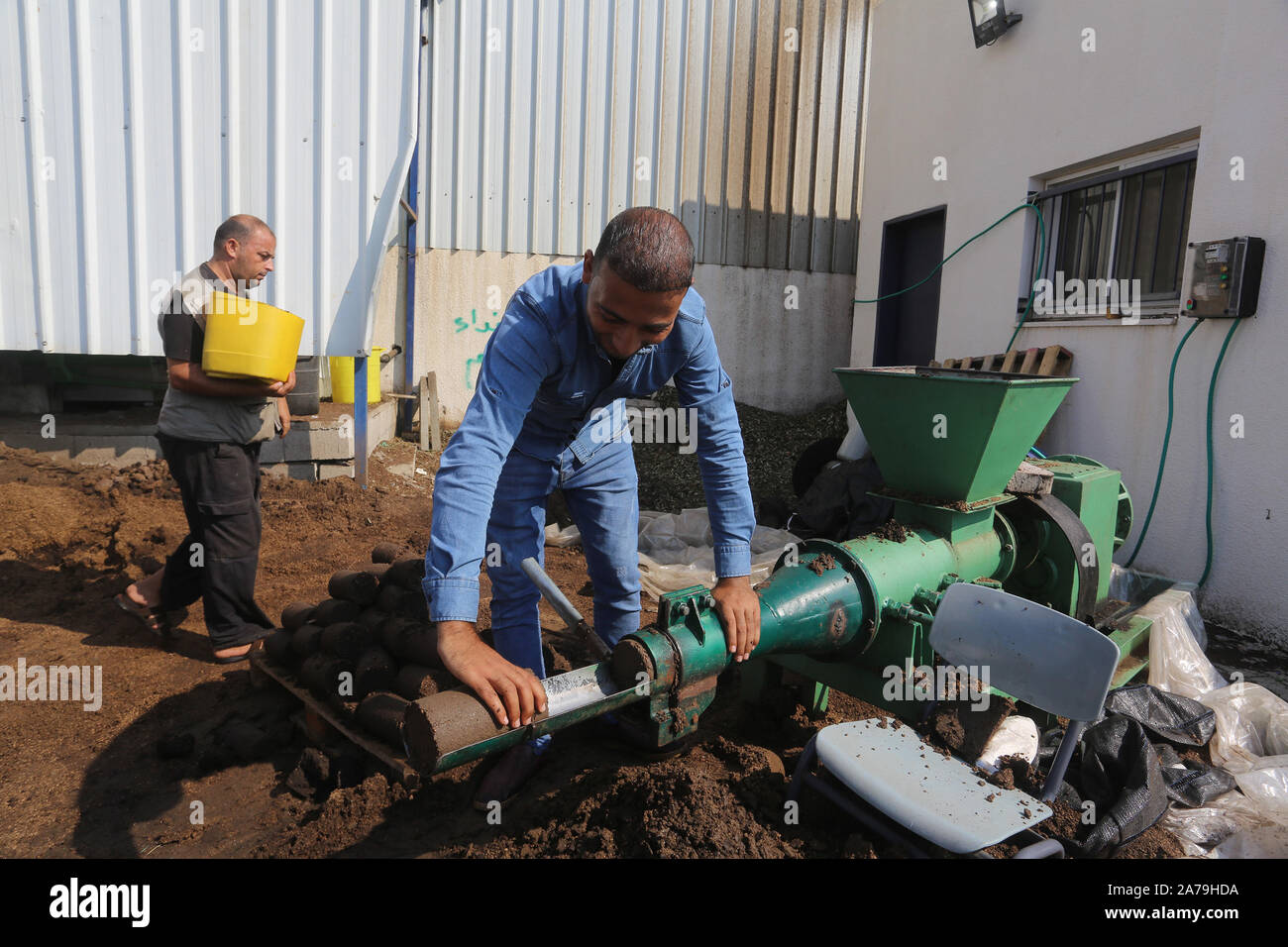 Die Palästinenser machen Formen aus Oliventrester, die aus der Gewinnung von Olivenöl gewonnen und verwendet als Energiequelle, im Gazastreifen Stockfoto