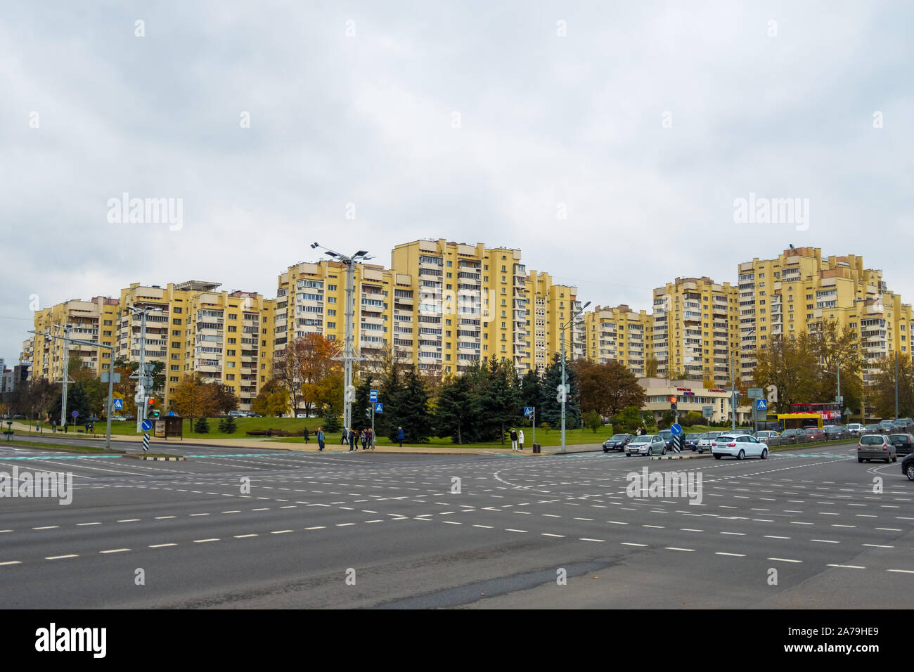 Minsk, Weißrussland - Oktober, 13, 2019: Apartment Gebäude im Stadtteil Nemiga oder Nyamiha in der Innenstadt von Minsk, Weißrussland Stockfoto