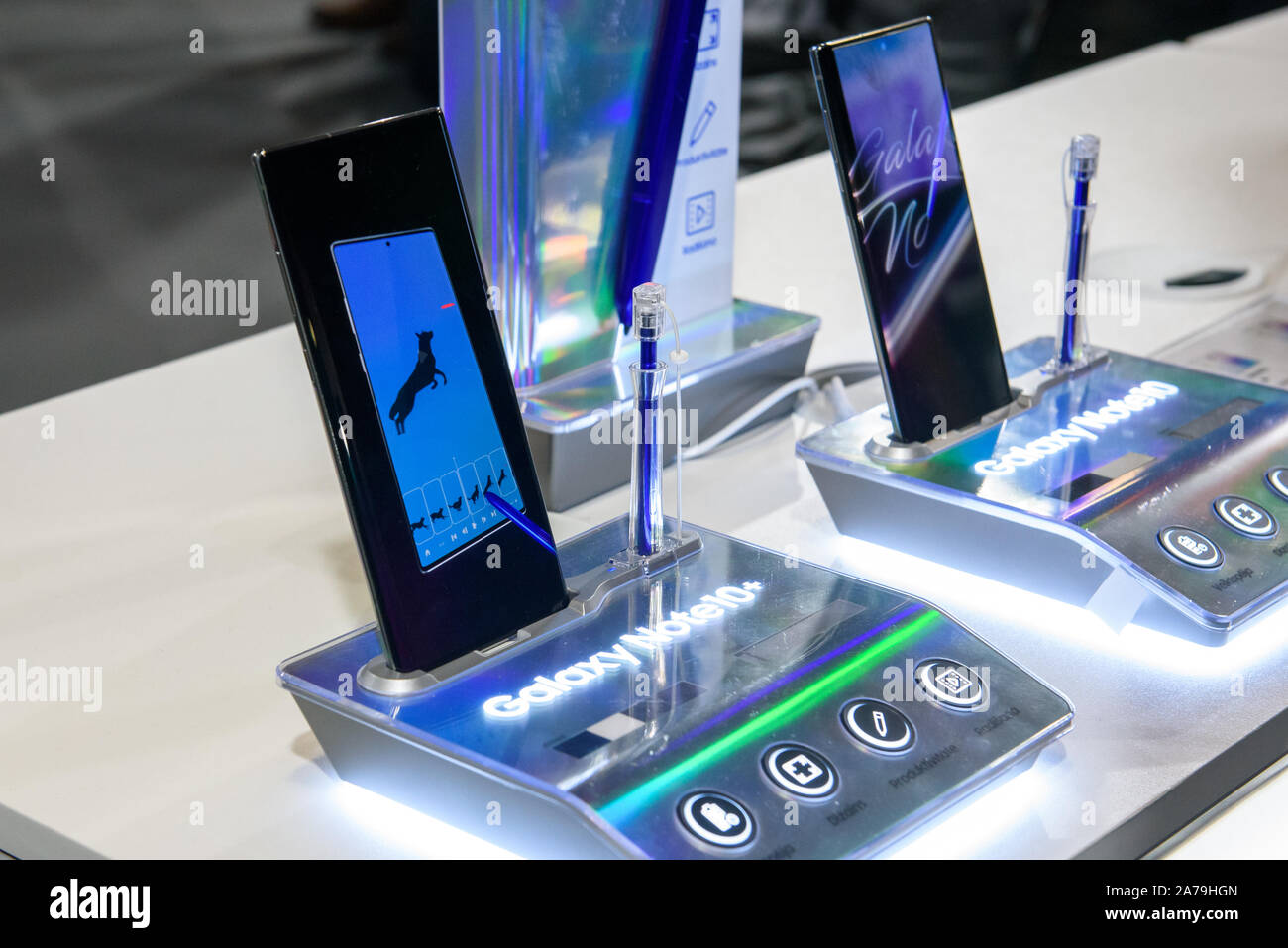 RIGA, Lettland. 10. Oktober 2019. Samsung Galaxy 10 + Smartphone. Android-basierte phablet entworfen, entwickelt, produziert von Samsung Electronics als Teil des Samsung Galaxy Serie vermarktet und. RIGA COMM Ausstellung Veranstaltung. Stockfoto