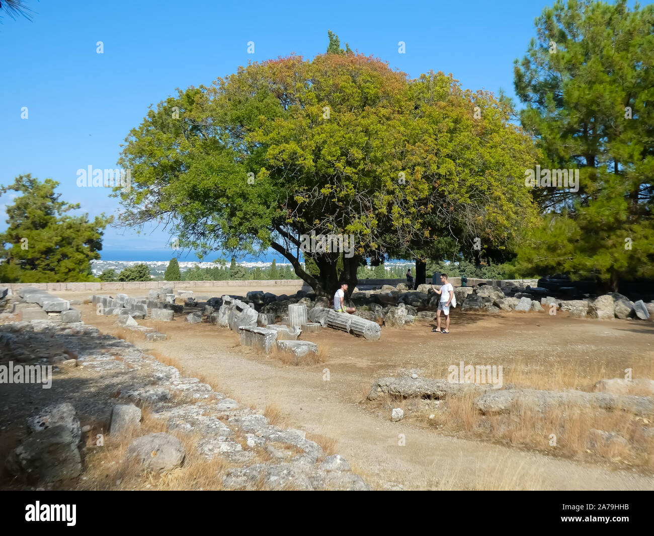 Touristen fotografieren in den Ruinen des heilenden Tempel in der Stadt bummeln, das Asklepieion Stockfoto