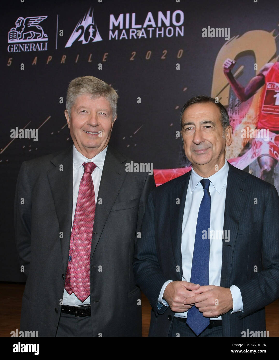 Mailand, Italien. 31 Okt, 2019. Mailand, Torre Generali Präsentation des zwanzigsten Ausgabe der Generali Milano Marathon in der Foto: Gabriele Galateri di Genola Präsident der Assicurazioni Generali, Giuseppe Sala Sindaco Mailand Credit: Unabhängige Fotoagentur/Alamy leben Nachrichten Stockfoto