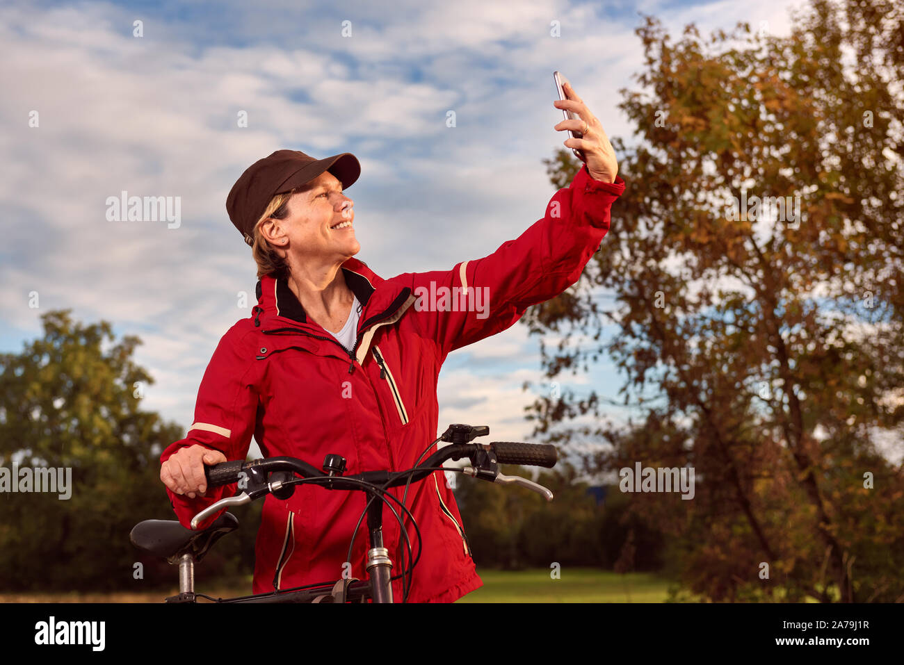 Mittleres Alter weibliche Radfahrer nimmt selfie in der Natur Stockfoto