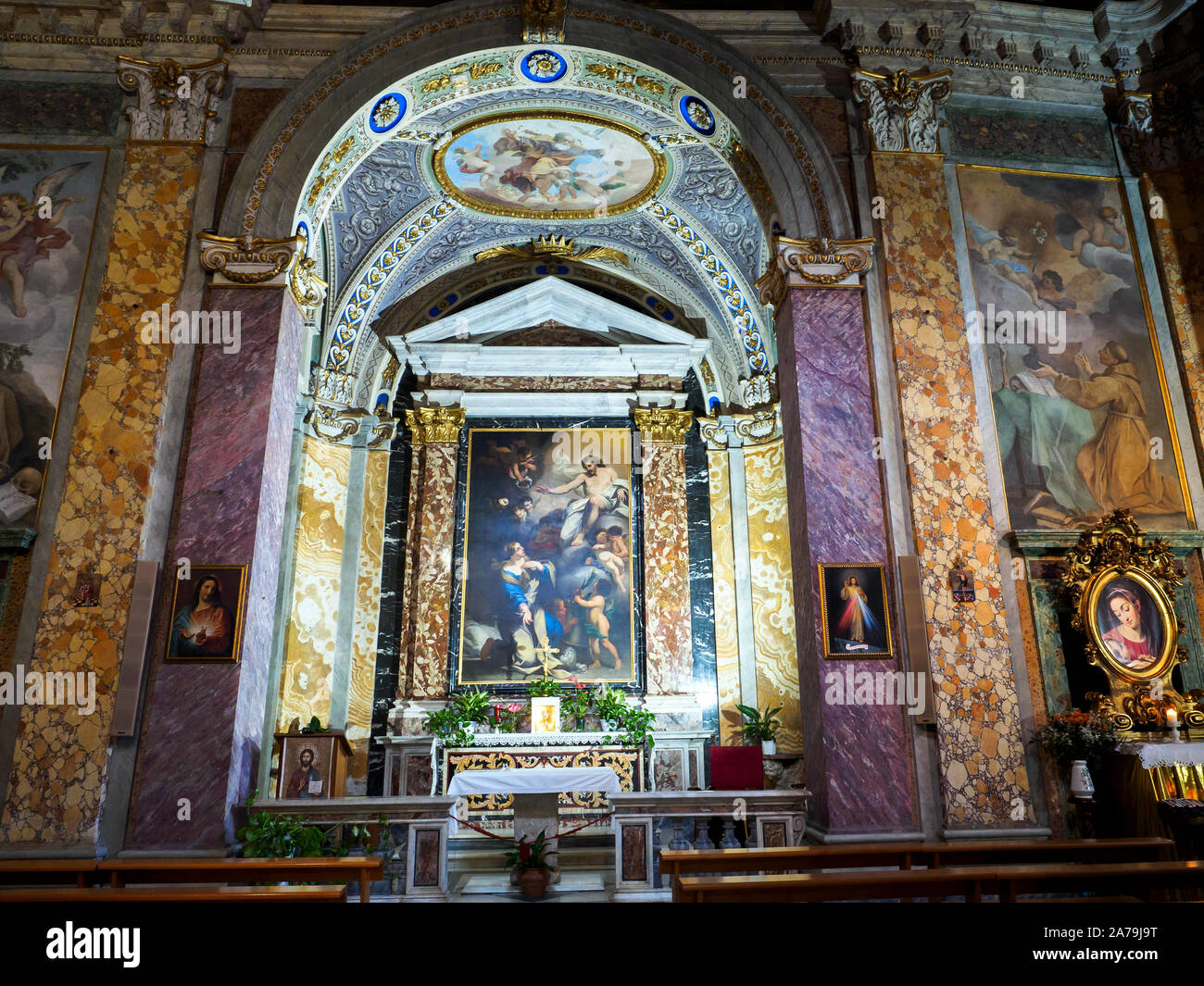 Das Bild von Santa Barbara in der Anbetung des auferstandenen Christus auf dem Hochaltar Chiesa di Santa Barbara dei Librai - Rom, Italien Stockfoto