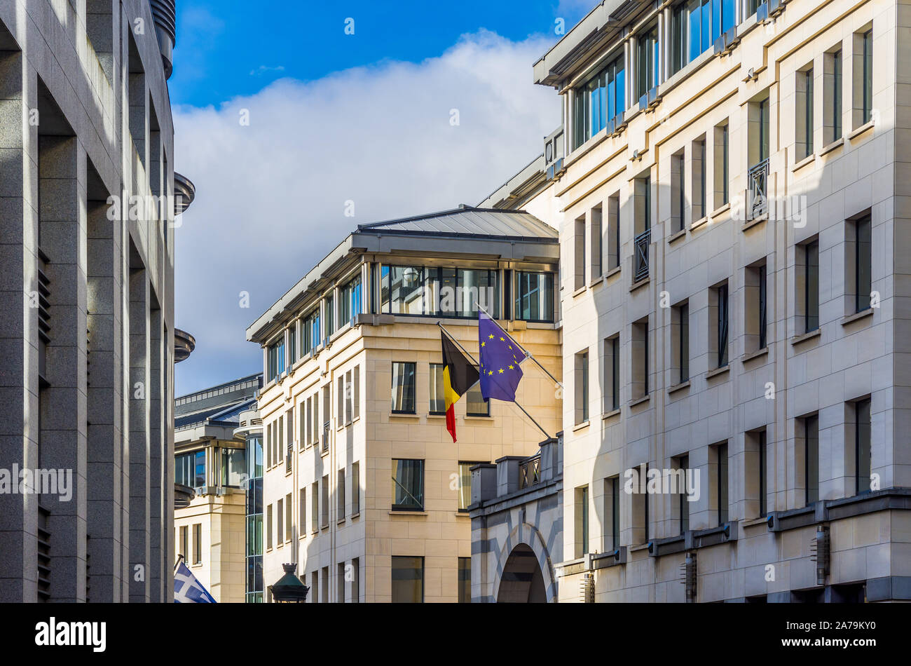 Belgische und EU-Flaggen auf Regierungsgebäude der Rue de Namur, Brüssel, Belgien fliegen. Stockfoto