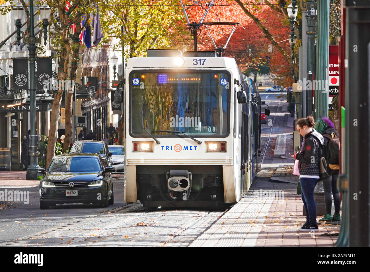 Mass Transit Systeme, einschließlich der Portland Tri Met MAX-Zug, und die Portland Street Autos, sind beliebte Modi der innerstädtischen Transport in Portla Stockfoto