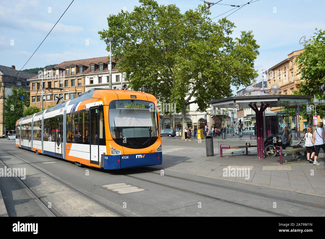 Heidelberg, Deutschland Zentrum namens "Bismarkplatz' mit Bahn und Bus Kreuzung an einem sonnigen Tag und Linie Nummer 5 warten auf Passagiere Stockfoto