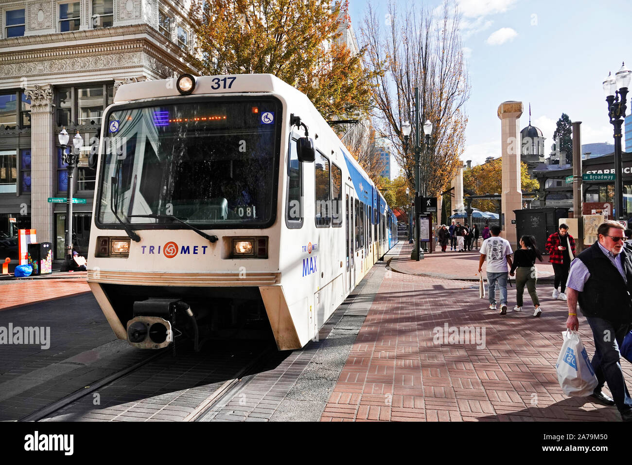 Mass Transit Systeme, einschließlich der Portland Tri Met MAX-Zug, und die Portland Street Autos, sind beliebte Modi der innerstädtischen Transport in Portla Stockfoto