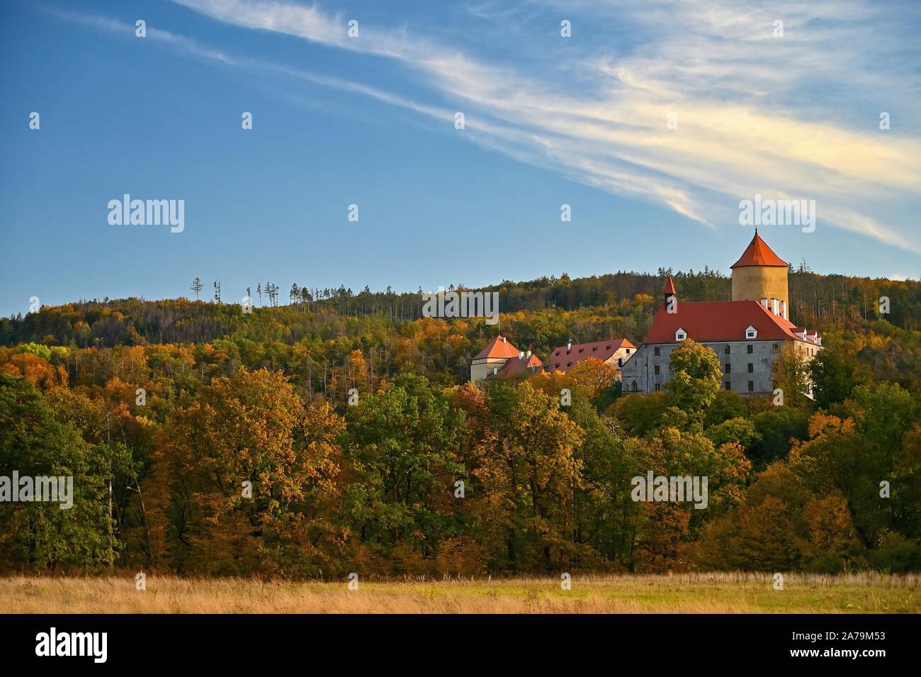 Schönen Herbst Landschaft mit alten Burg Veveri bei Sonnenuntergang und schönen blauen Himmel mit Wolken. Farbenfrohe Natur Hintergrund im Herbst Saison. Brünn-Cz Stockfoto