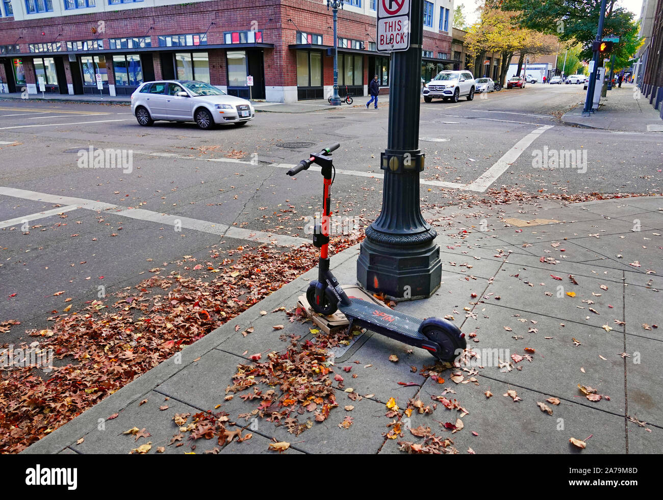 Gemeinsam genutzte Fahrräder und Scooter sind im allgemeinen Sprachgebrauch in der Innenstadt von Portland, Oregon Stockfoto